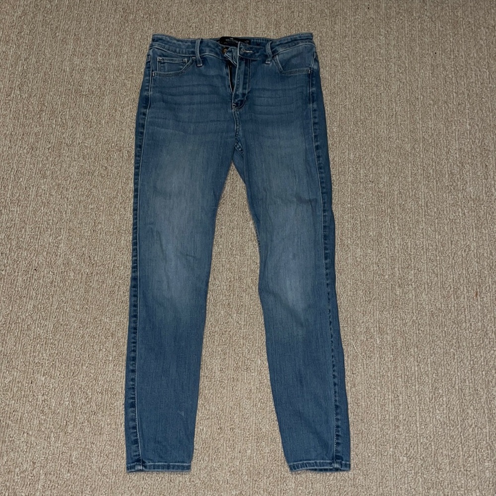 Hollister skinny light wash jeans. Brand new - never worn. Size: W:27 L:26